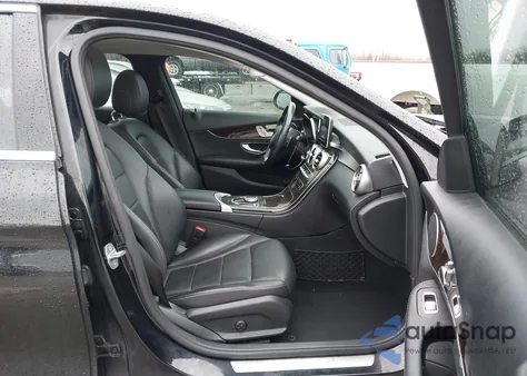 2017 Mercedes-Benz C 300 4Matic z USA, uszkodzony, nr VIN 55SWF4KB9HU223907